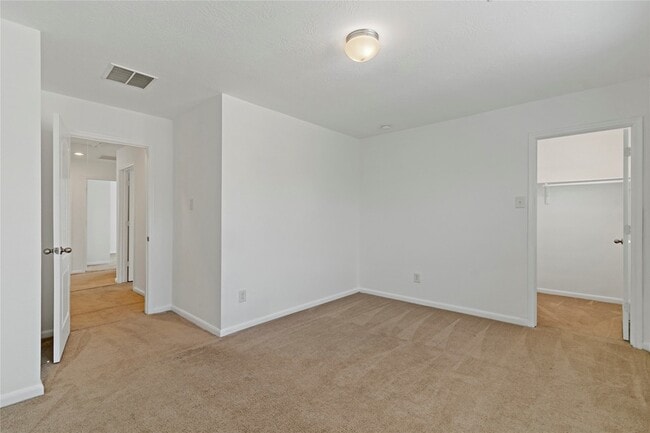 Building Photo - 25435 Autumn Woods Dr