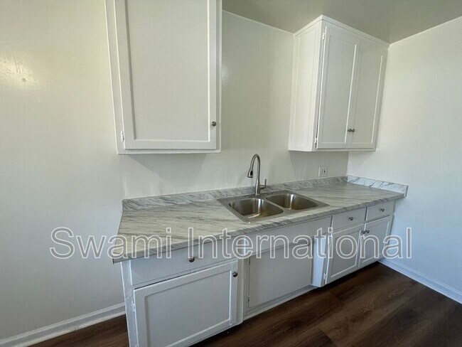 Building Photo - 2030 E Florence Ave