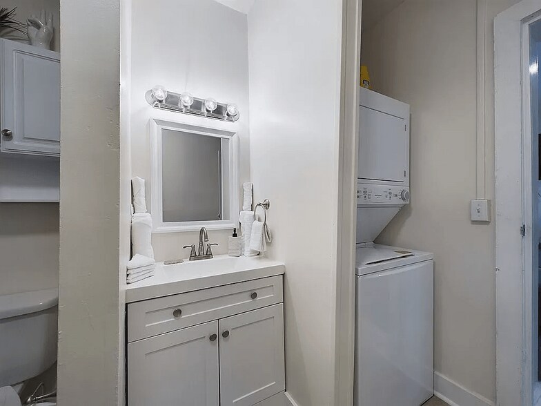 Building Photo - 3718 Live Oak St