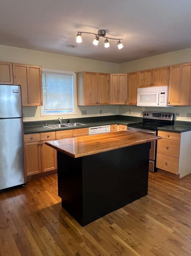 Building Photo - Lovely 3 bedroom/2 bathroom, Convenient Ro...