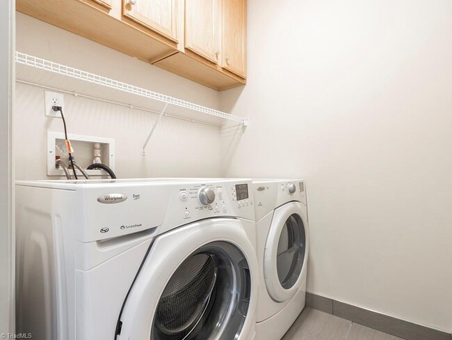 Building Photo - Immaculate Maintenance Free 3 bedroom/2.5 bath Townhouse in Rachel's Keep community off West Wend...