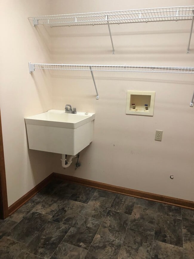 Building Photo - 2 Bedroom / 1.5 Bath Condo