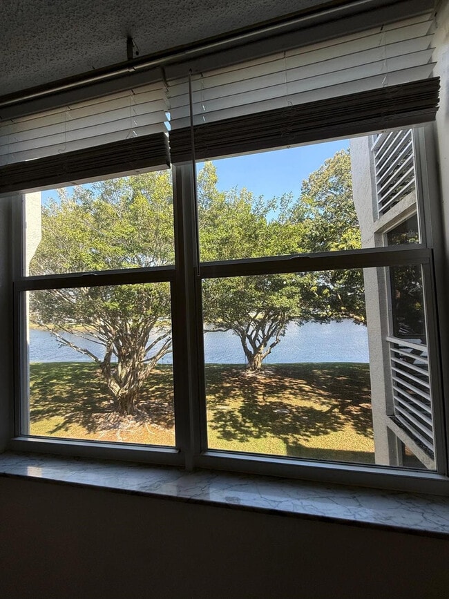 Building Photo - 9430 Poinciana Pl