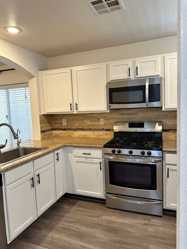 Building Photo - 3 Bedroom/2.5 Bath Family Home