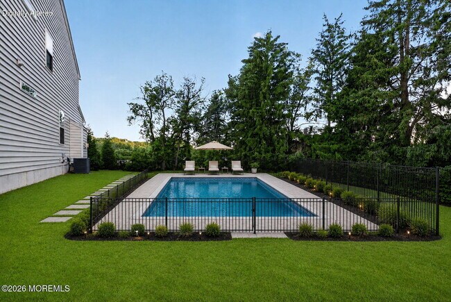 Building Photo - 319 Tulip Ct