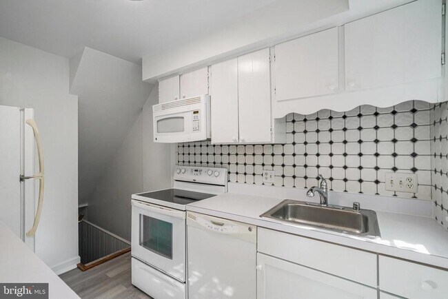 Building Photo - 2836 S Abingdon St