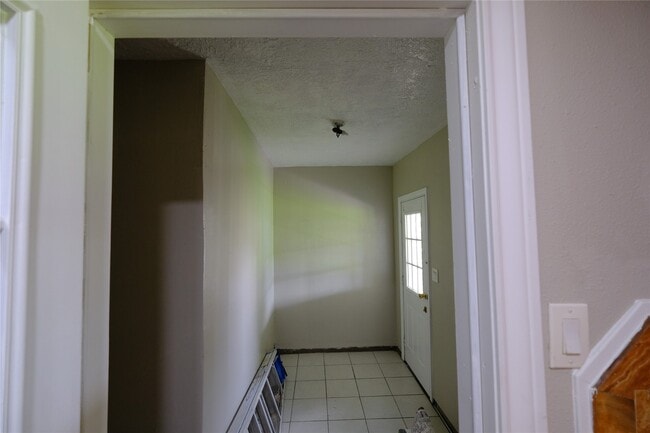 Building Photo - 6718 Midfield Dr