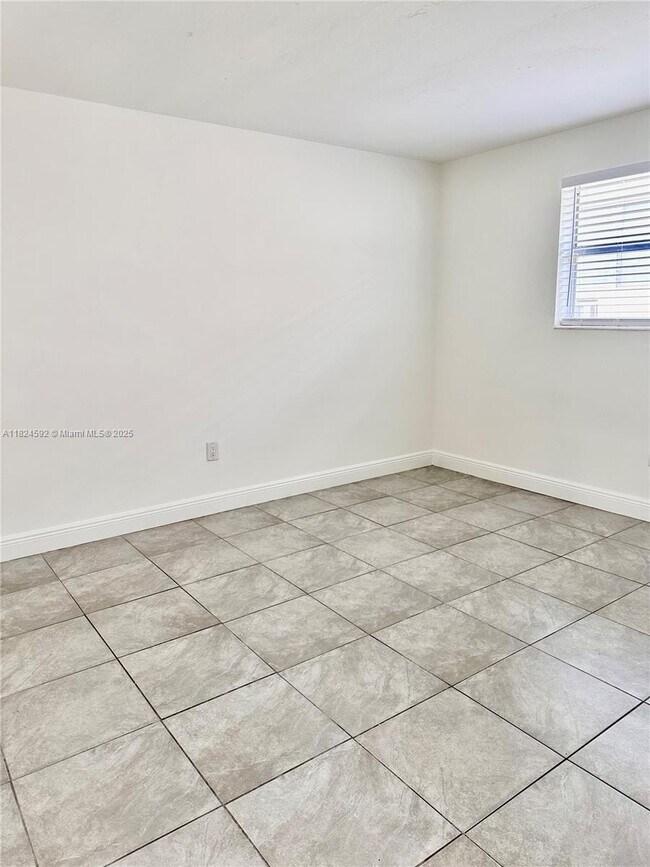 Building Photo - 950 Biarritz Dr