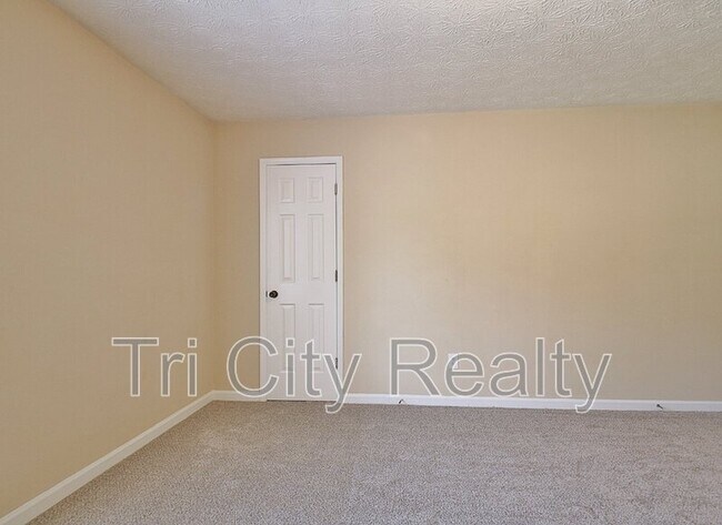 Building Photo - 220 Meadowbrook Ct