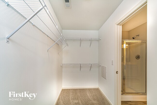 Building Photo - 135 Hillview Dr