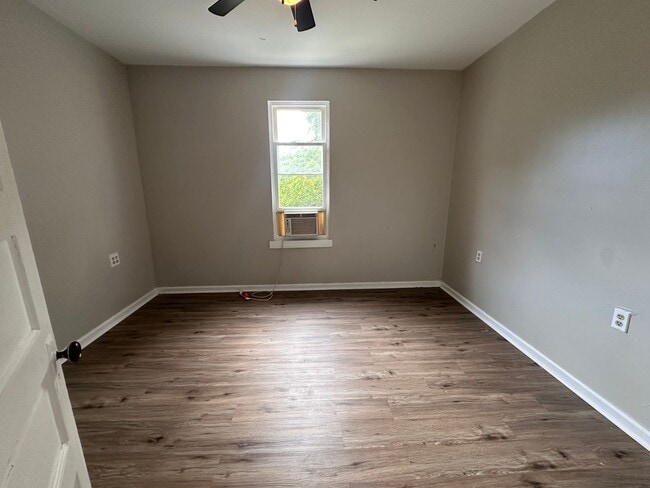 Building Photo - 263 Glenwood Dr