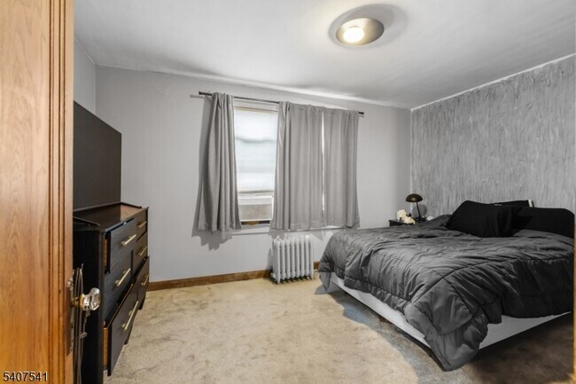 Building Photo - 199 E 7th St