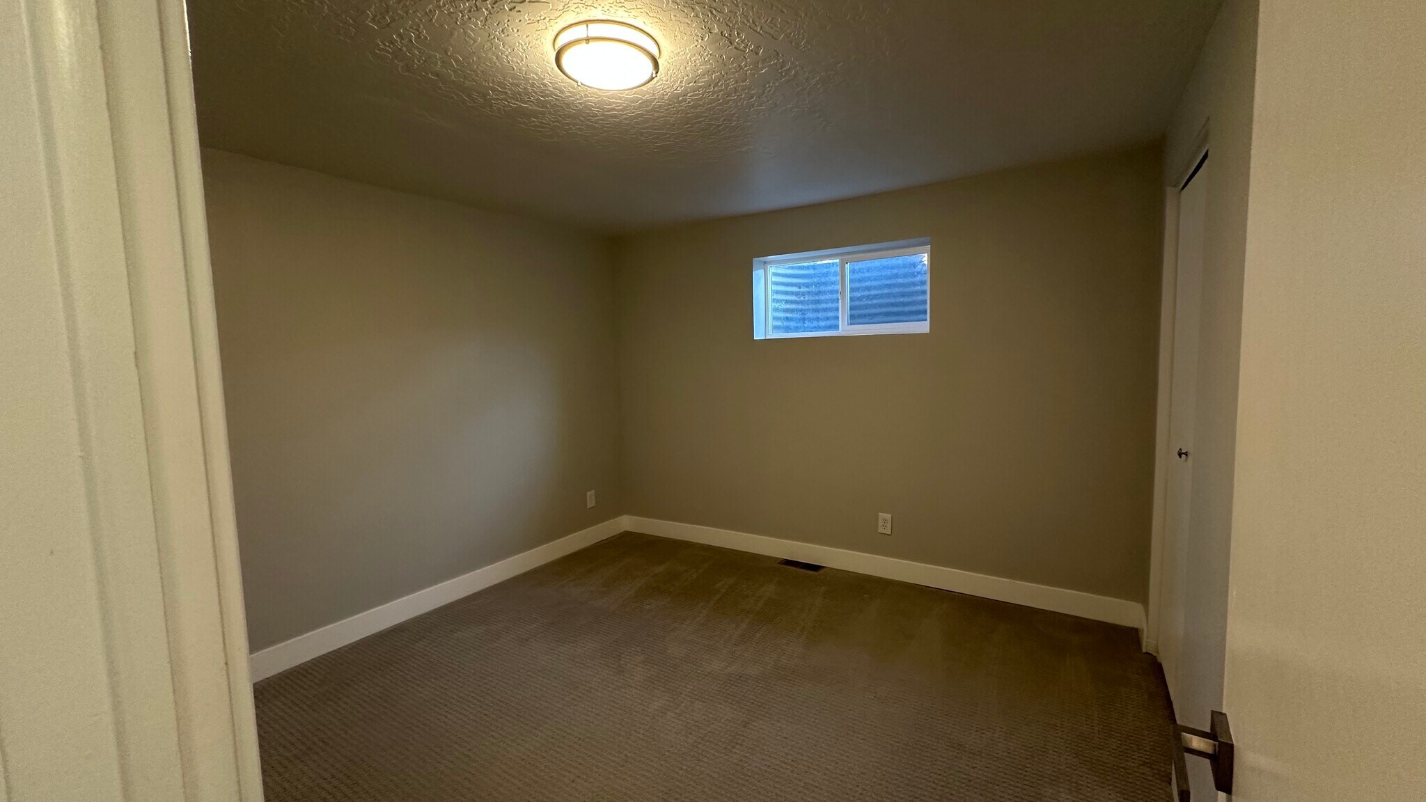 Building Photo - 894 E 840 N