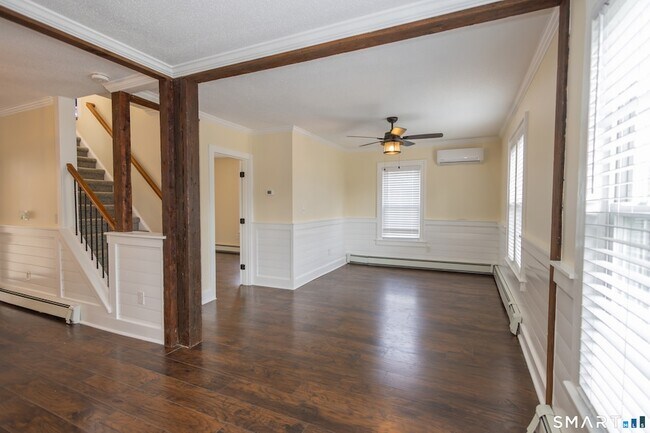 Building Photo - 387 Buckland St