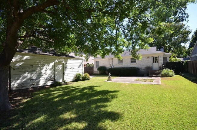 Building Photo - 6611 Anita St