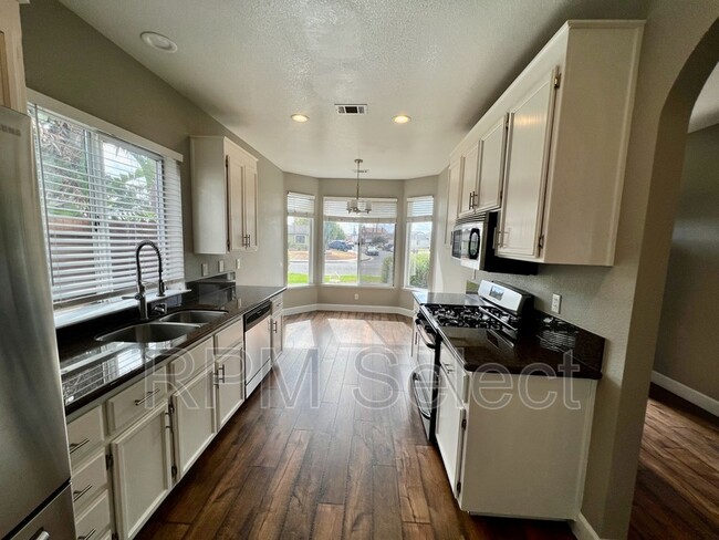 Building Photo - 1605 Paseo Flores Dr
