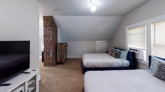 Building Photo - Charming and Spacious 5BD 2.5BA House in Beaver Hills!