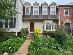 Building Photo - Well-Maintained 3 Bed 3.5 Bath Townhome Wi...