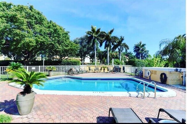 Building Photo - 207 Tropic Isle Dr