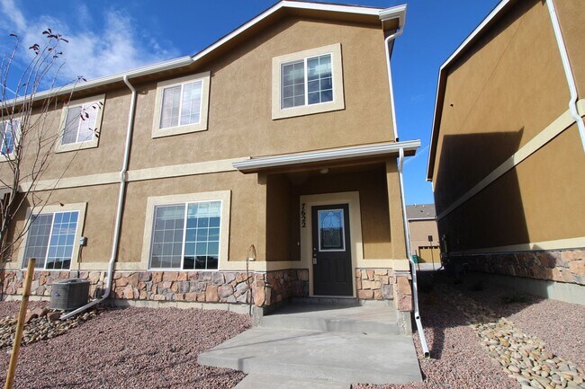 Building Photo - Brand New Townhome