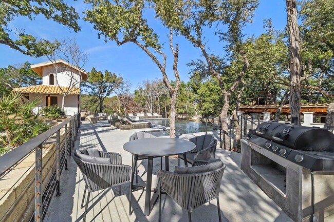 Building Photo - 2701 Bumble Bee Dr