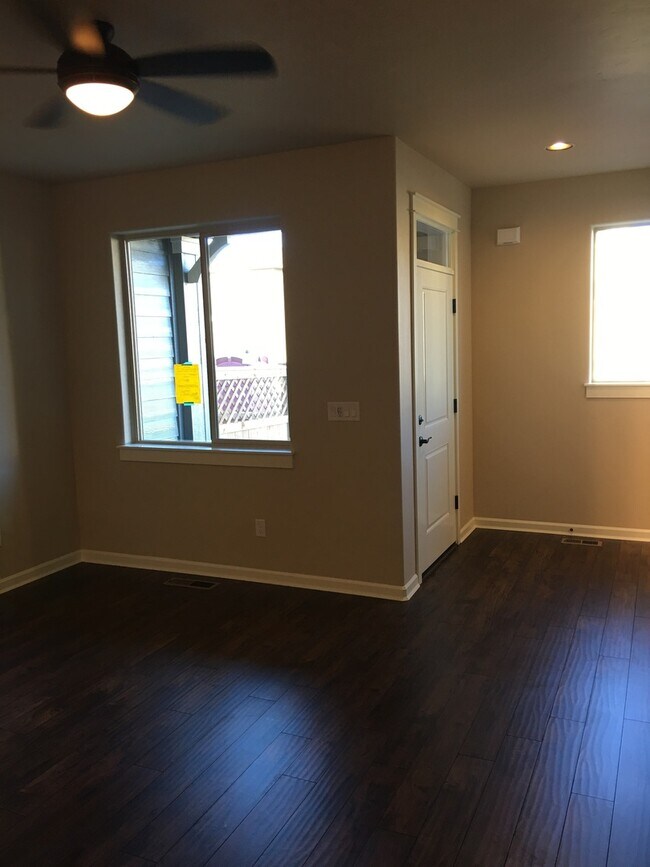 Building Photo - Gorgeous Newer Townhouse in NE Bend