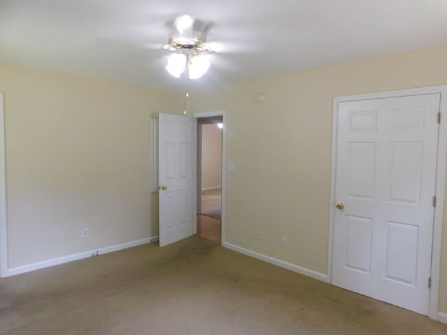 Building Photo - 102 Meadowbrook Dr