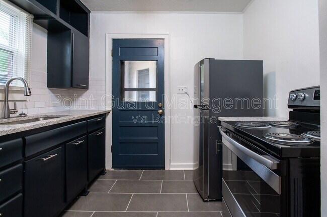 Building Photo - 621 N Broadview Ave