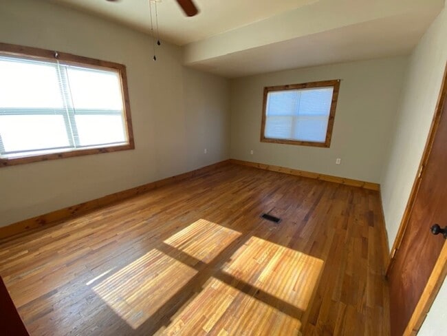 Building Photo - VERY CLEAN AND SPACIOUS 3 BEDROOM 2 BATH H...
