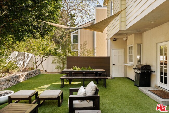 Building Photo - 1110 N Beverly Glen Blvd