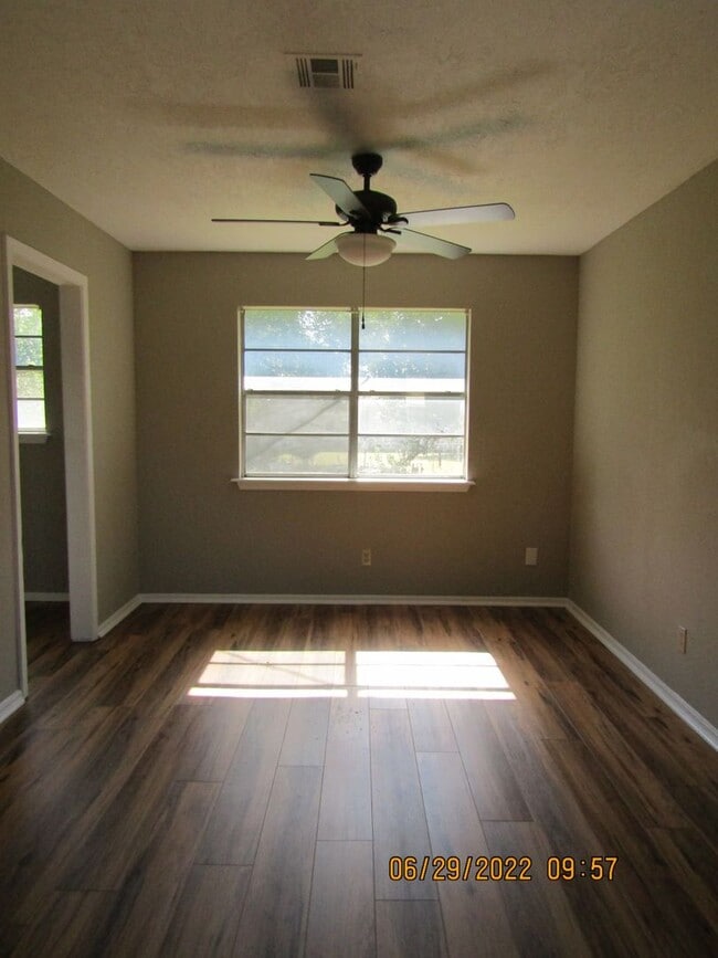 Building Photo - MOVE IN SPECIAL: $200 OFF OF THE 1ST FULL MONTH'S RENT!