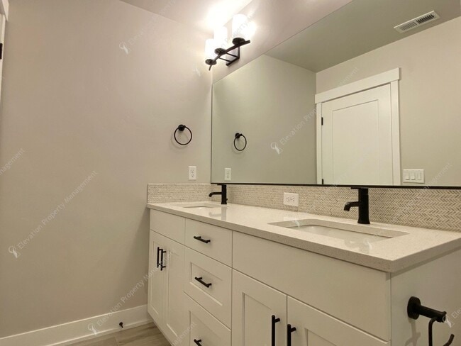 Building Photo - Newer 3BR - 2.5BA Home a Sought-After Redm...