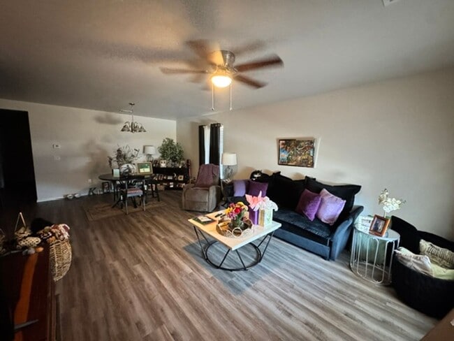 Building Photo - 557 Parkhill Cir