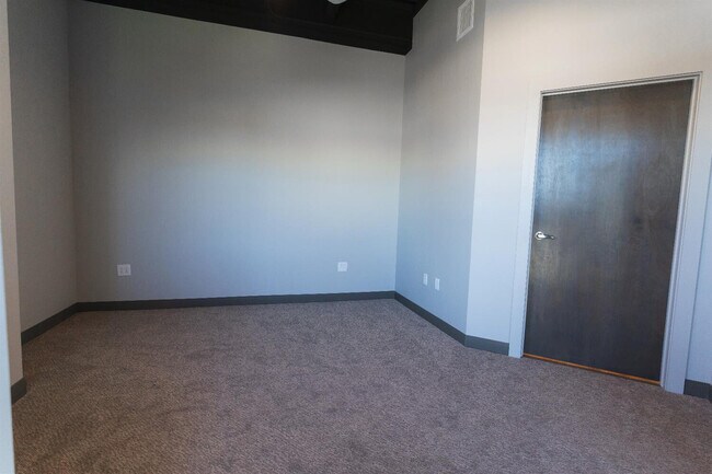 Building Photo - 576 E Third St