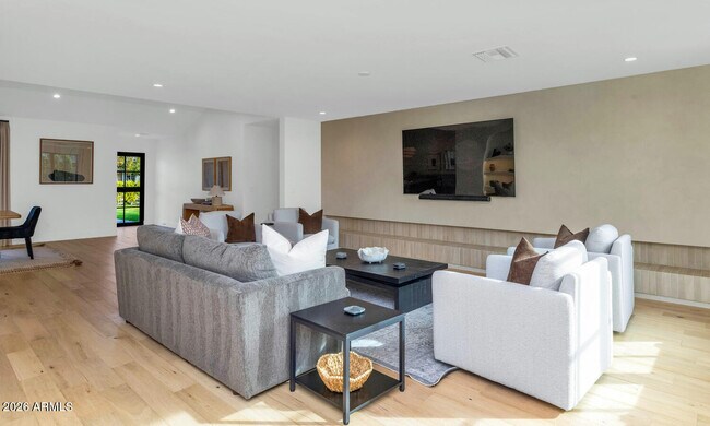 Building Photo - 6039 E Calle Camelia