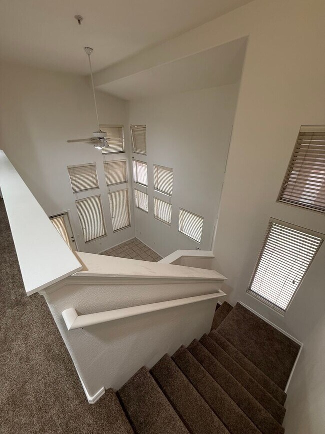 Building Photo - 3 Bedroom Townhouse with Garage, Gated Com...