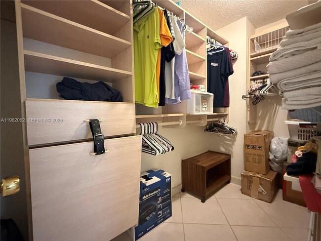 Building Photo - 6500 Kendale Lakes Dr