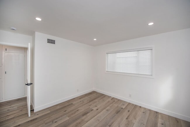 Building Photo - Dover Shores