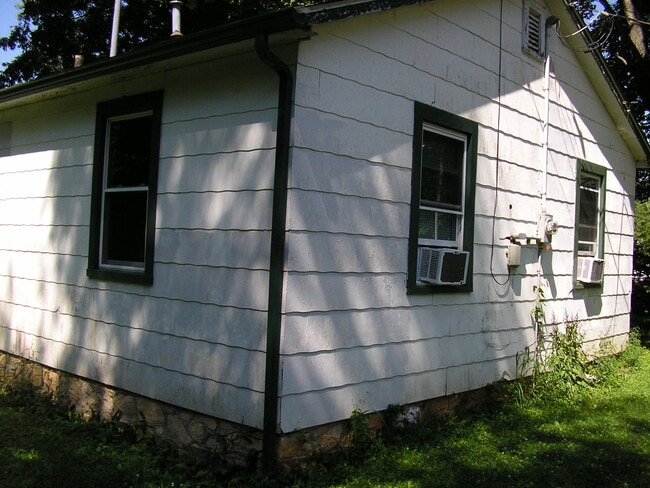 Building Photo - 1635 Sharon Dr