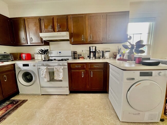 Building Photo - 31 Midland Ave