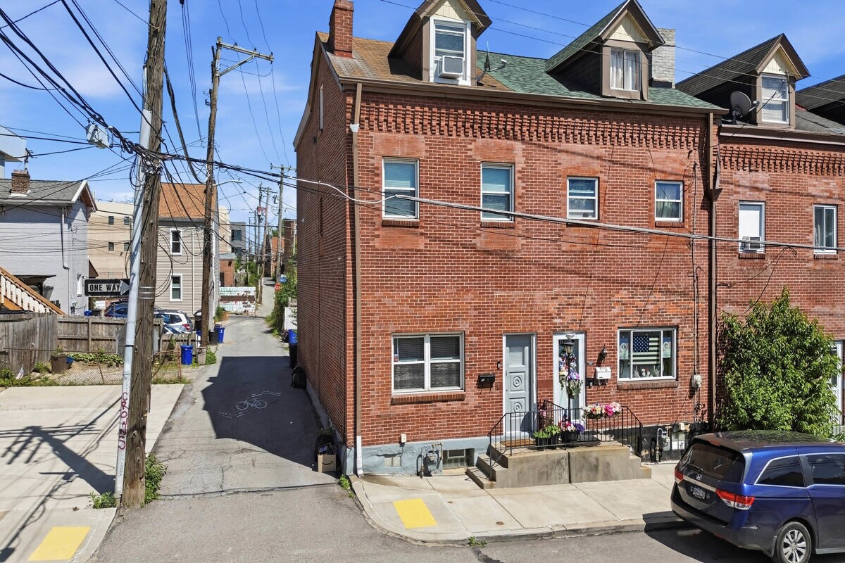 Building Photo - 111 Pearl St