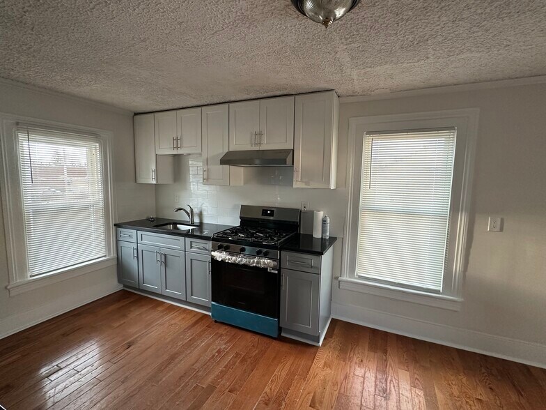 Building Photo - 164 Hanover St