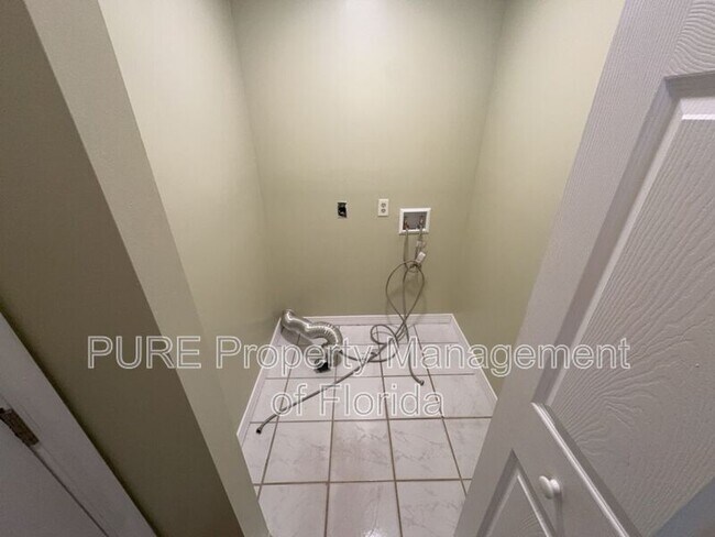 Building Photo - 9 Banyan Course Run