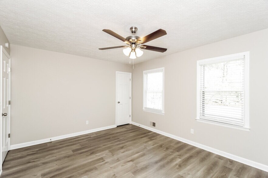 Building Photo - 35 Pine Grove Rd