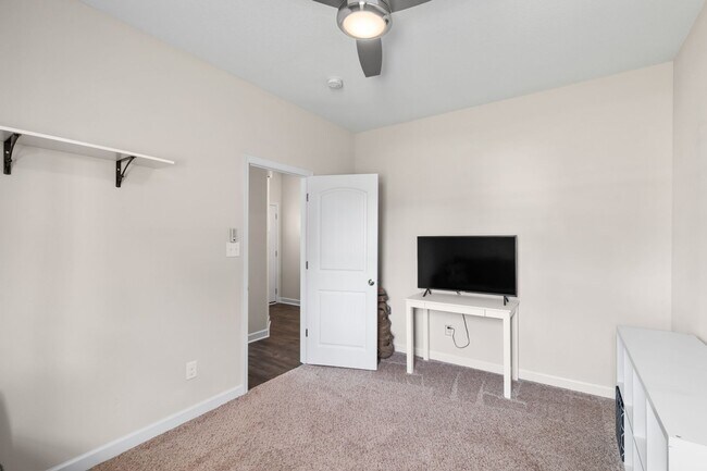 Building Photo - 3 Bedroom 2 Bathroom Home