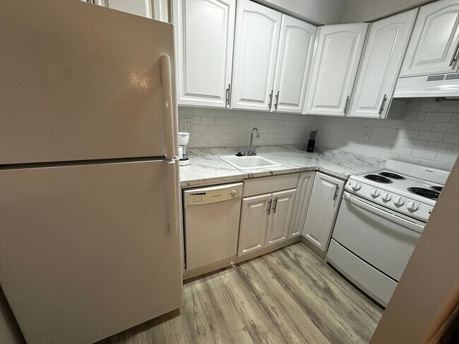 Building Photo - Furnished 2 Bedroom Condo-AVAILABLE NOW-Po...