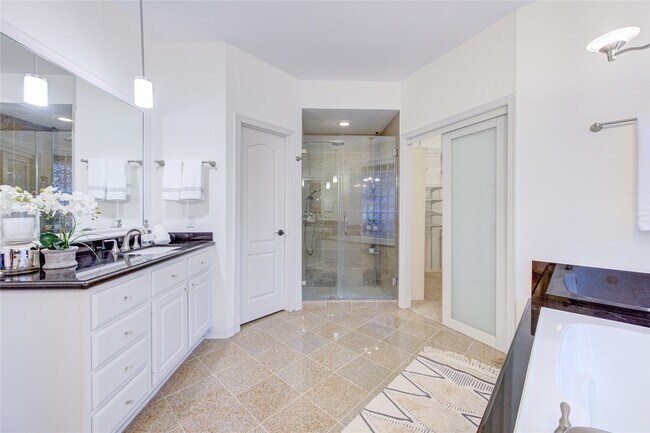 Building Photo - 13515 N Tracewood Bend