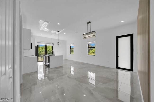 Building Photo - 713 Roma Ave S