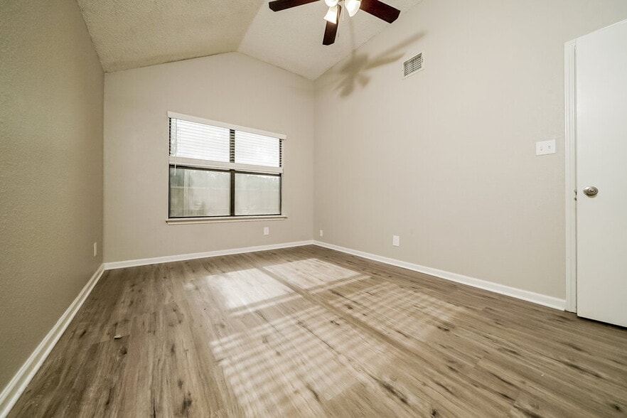 Building Photo - 1307 Jasmine Dr