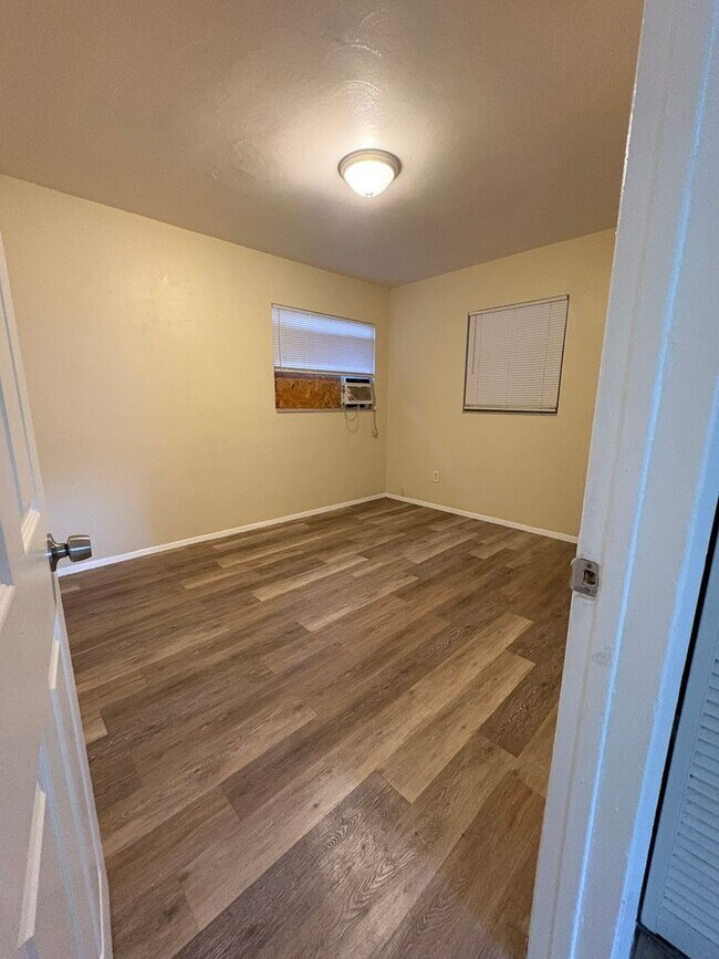 Building Photo - 1733-1735 Grove St S